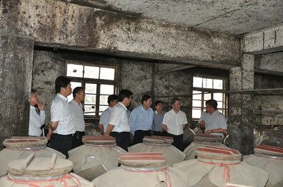 農(nóng)發(fā)行河南省分行黨委書記、行長(zhǎng)謝文蒞臨林河酒業(yè)和銀河棉業(yè)調(diào)研